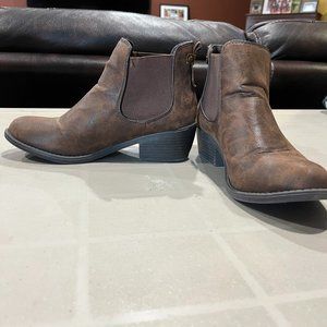 Mauries Tan booties size 8
